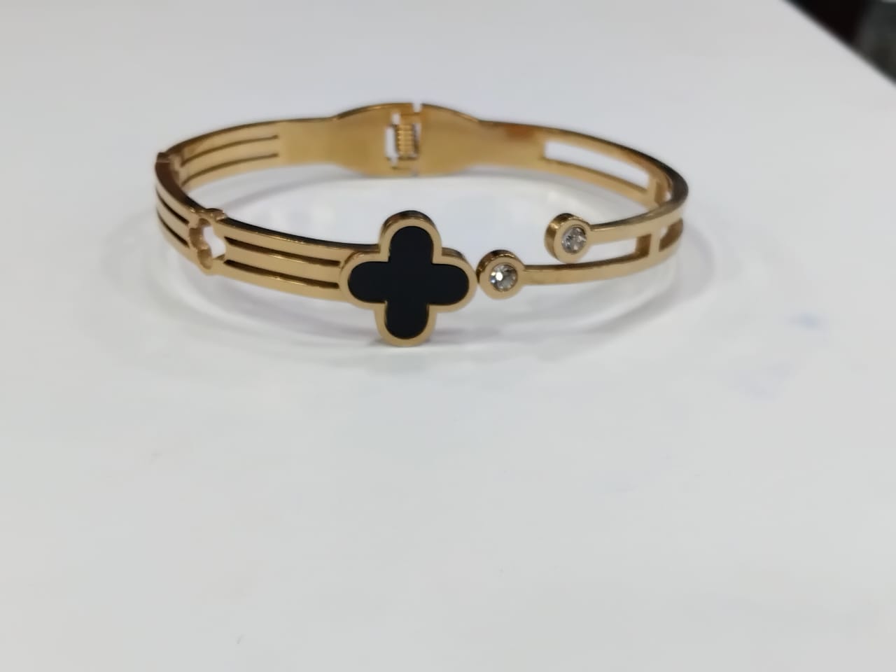 Clover Flower Bangle with Crystal Stones – Golden Stainless Steel