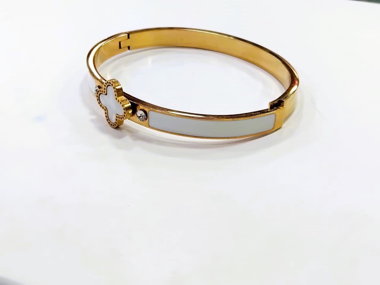 Four-Leaf Clover Bracelet – Openable Bangle with Crystal Stones | Stainless Steel | Mazia Fashion