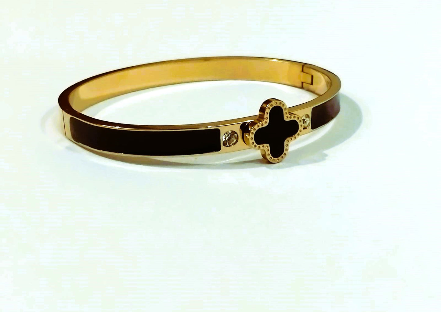 Four-Leaf Clover Bracelet – Openable Bangle with Crystal Stones | Stainless Steel | Mazia Fashion