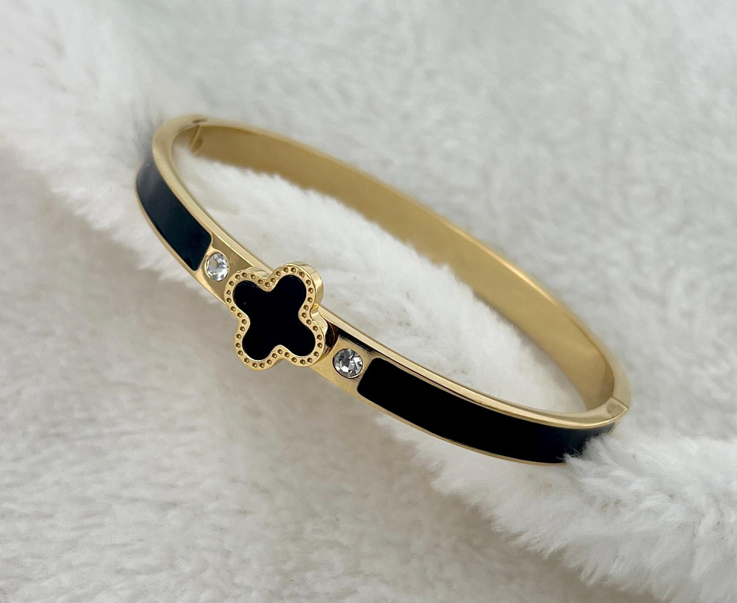 Four-Leaf Clover Bracelet – Openable Bangle with Crystal Stones | Stainless Steel | Mazia Fashion