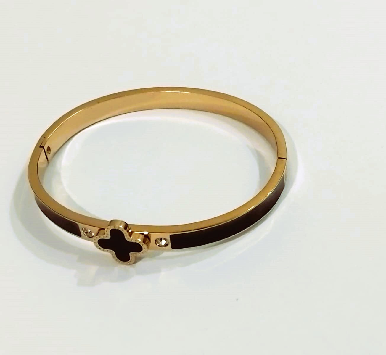 Four-Leaf Clover Bracelet – Openable Bangle with Crystal Stones | Stainless Steel | Mazia Fashion