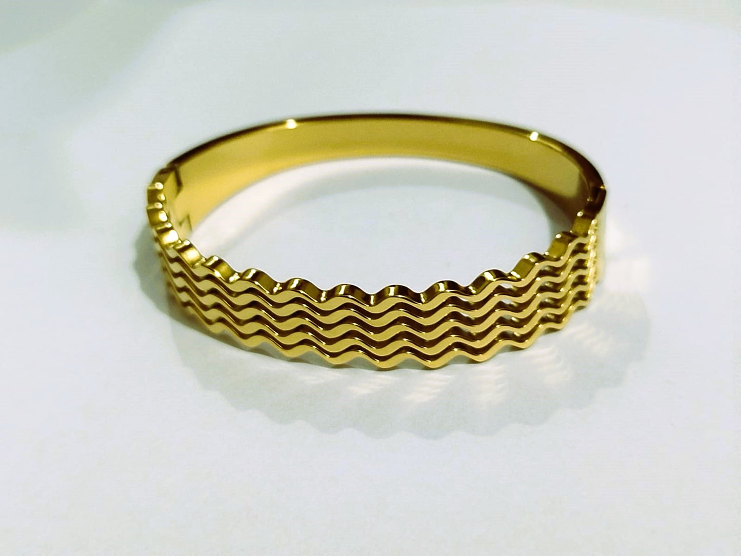 Mazia Fashion Wavy Chunky Bangle – Premium Stainless Steel Bracelet for Women