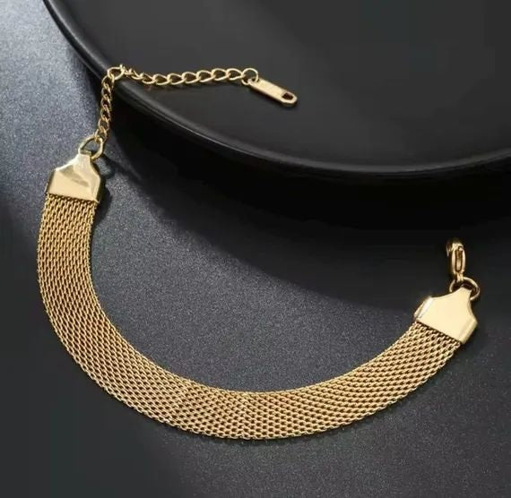 Golden Fashion Stainless Steel Chain Bracelet Enhancing Visual Appeal