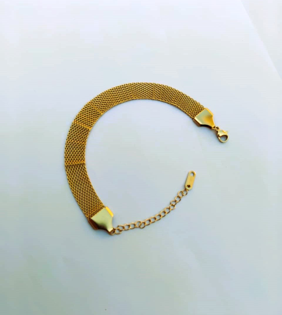 Golden Fashion Stainless Steel Chain Bracelet Enhancing Visual Appeal
