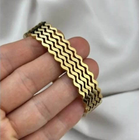 Mazia Fashion Wavy Chunky Bangle – Premium Stainless Steel Bracelet for Women