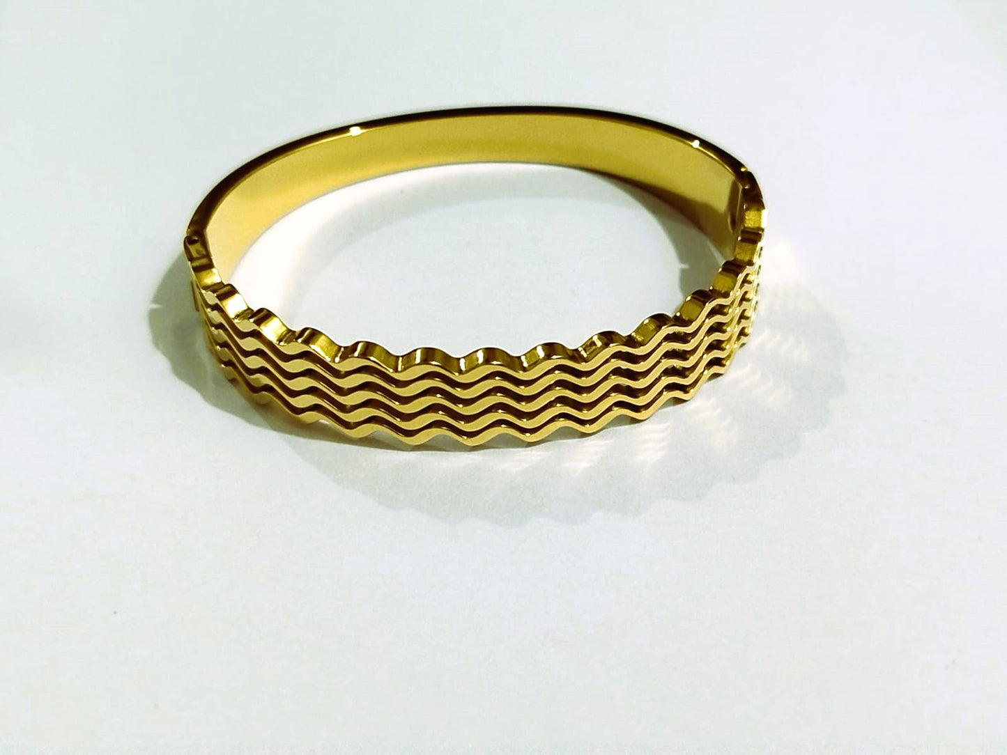 Mazia Fashion Wavy Chunky Bangle – Premium Stainless Steel Bracelet for Women