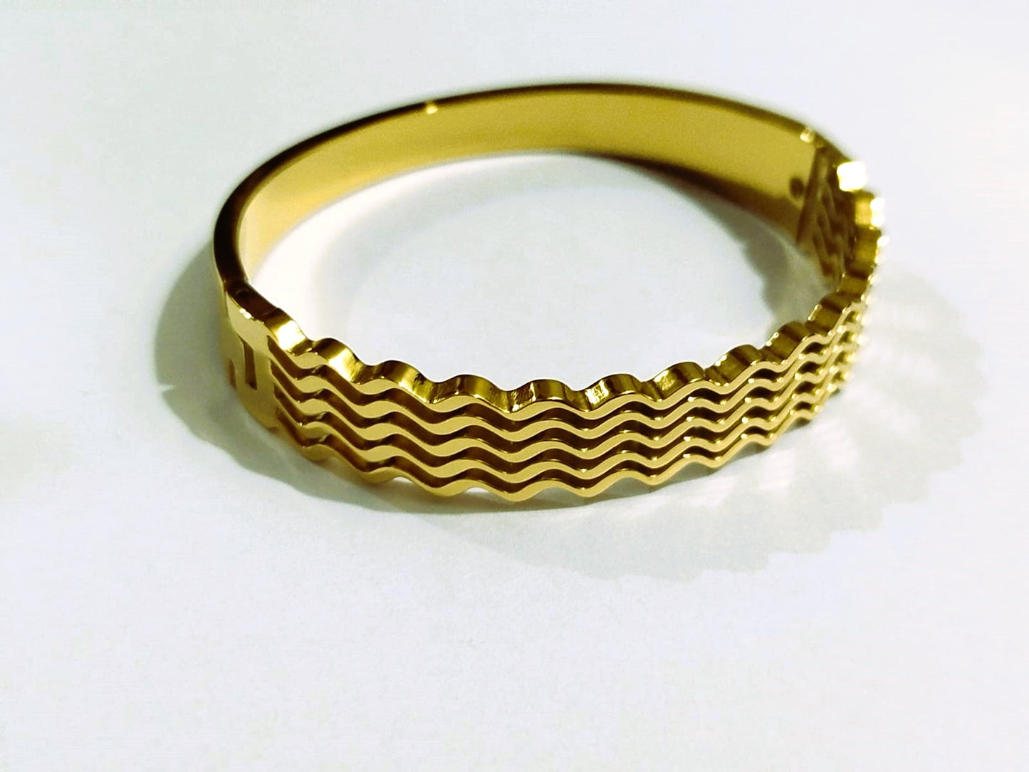 Mazia Fashion Wavy Chunky Bangle – Premium Stainless Steel Bracelet for Women